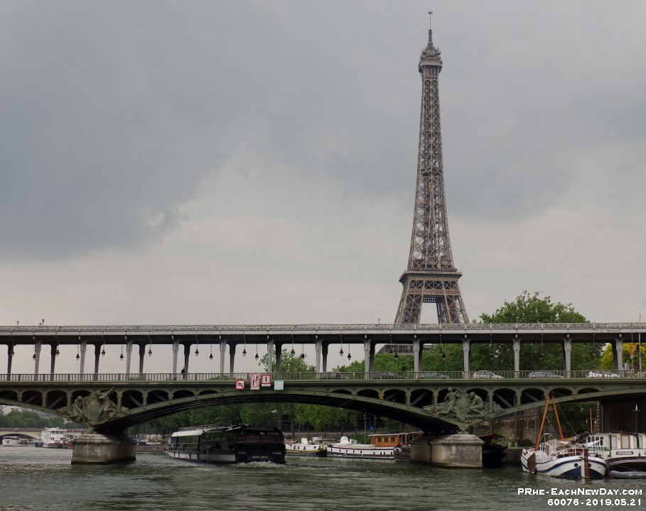 60076RoCrLe - Luncheon cruise on the Seine - Paris, France